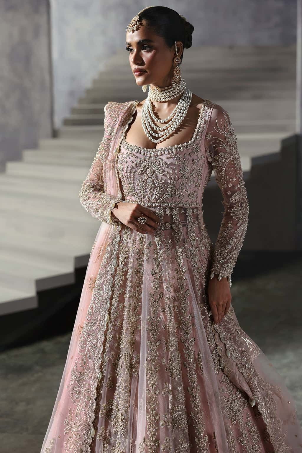 SOFIA - Afrozeh Pakistani fashion outfit in pink tones.